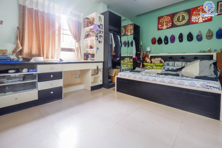 *****บ้านเดี่ยวมือสองย่านกรุงเทพฯ ม.อรุณทอง พุทธมณฑลสาย2 เนื้อที่กว้างขวางมากถึง 114 ตร.ว.  ฟังก์ชัน 6 ห้องนอน 4 ห้องน้ำ ที่จอดรถ 3 คัน บ้านสไตล์ Home Office บนทำเลแห่งการเดินทาง ใกล้รถไฟฟ้าสายสีน้ำเงิน "สถานีบางหว้า" และทางด่วน "ศรีรัช"